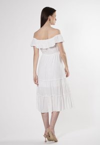 INFLUENCER OFF-SHOULDER - Vestido informal - white