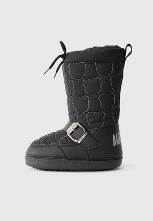 Botte d'hiver noire avec tige matelassée présentant des motifs en forme d'ours, sécurisée par une boucle argentée et dotée d'une semelle en caoutchouc pour la durabilité.