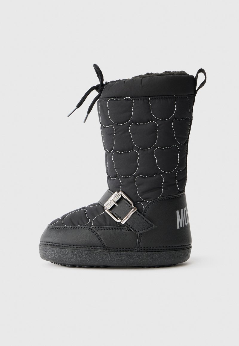 Juoda žiemos batai su siuvu viršumi, puoštos lokio formos raštais, užsegamos sidabro sagtimi ir turinčios gumos pado patvarumui.