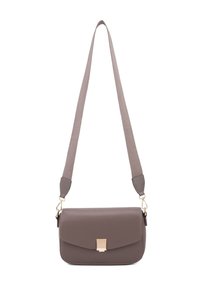 Sac à bandoulière en cuir gris avec fermeture rabat, accents en matériel doré et une sangle texturée. Design simple et rectangulaire avec des bords arrondis.