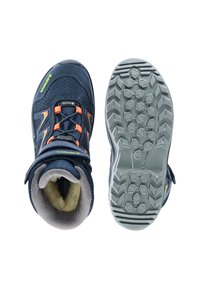 Scarponi da trekking blu navy con lacci arancioni, cinturino in Velcro, suola in gomma grigia con profondi intagli e fodera interna morbida per comfort.