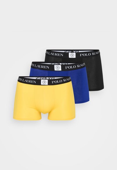 Três pares de boxers: um amarelo, um azul e um preto. Cada um apresenta uma cinta preta com a marca "POLO RALPH LAUREN". Tecido suave.