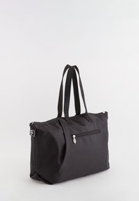 Schwarze Nylon-Shopper-Tasche mit zwei langen Griffen, einer mit Reißverschluss versehenen Außentasche und einer glatten, strukturierten Oberfläche. Beinhaltet dezente metallische Hardware-Details.