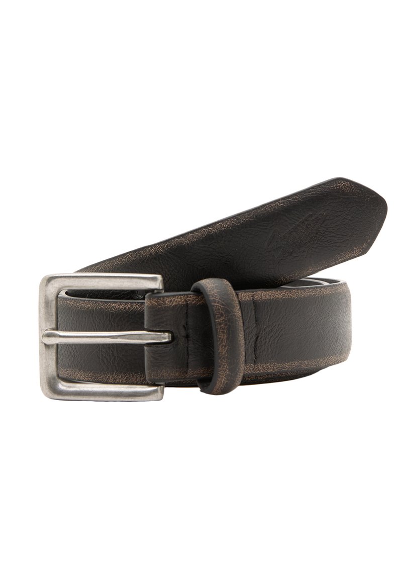 Musta nahkavyö, jossa on hopeinen suorakulmainen solki, tekstuuripinta ja ruskeat yksityiskohdat reunoilla.