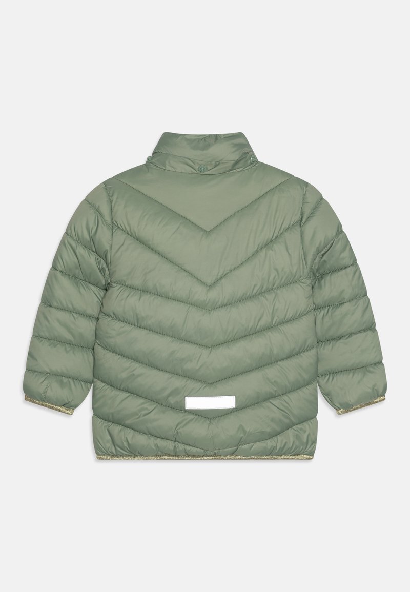 Harige groene jas met een chevron-gequilt patroon, hoge kraag en gouden accenten bij de manchetten. Heeft een klein wit label aan de achterkant.