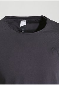 T-shirt grigio a maniche corte con scollo rotondo realizzato in tessuto morbido, caratterizzato da un piccolo logo minimalista sul lato sinistro superiore.