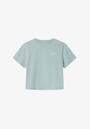 Lyseblå kortærmet t-shirt med rund hals og lille hvidt hjerte-logo på venstre bryst.