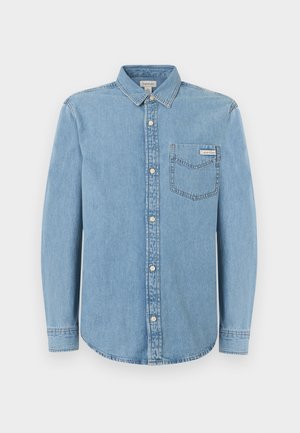 Lichtblauw denim overhemd met lange mouwen, knoopsluiting aan de voorkant, borstzakje aan de linkerkant met Calvin Klein-label en een klassieke kraag.