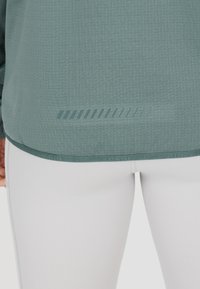 Endurance VIRONIC WAFFLE MIDLAYER - Långärmad tröja - donkergroen