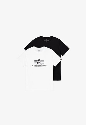 To t-shirts: en hvid med et sort logo og tekst, den anden helt sort. Begge har korte ærmer og rund halsudskæring.