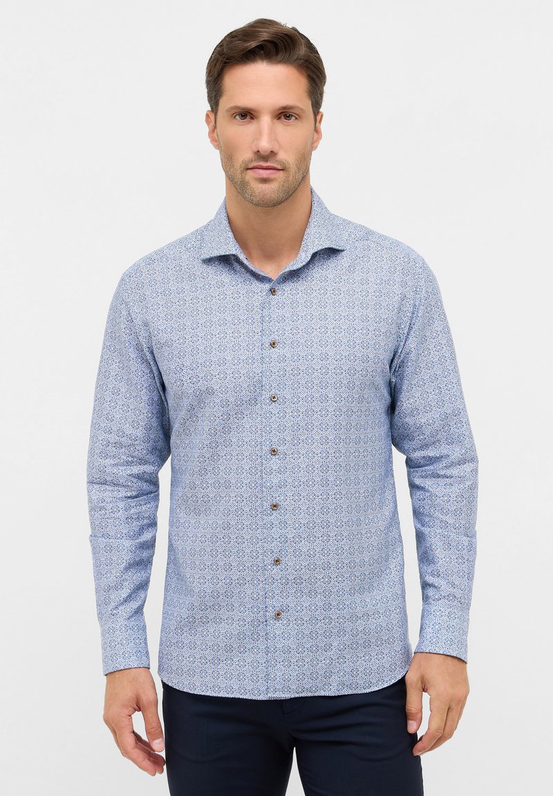 Lichtblauwe langekous shirt met een geometrisch patroon, bruine knopen en een klassieke kraag. De stof lijkt textuur en geweven te zijn.