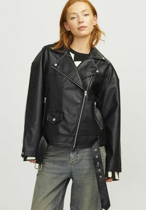 Veste de moto en cuir noir avec fermeture éclair asymétrique, fermetures à pression et ourlet ceinturé. Poches latérales intégrées et finition texturée.
