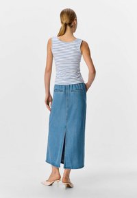 Gestreifter Tanktop in Blau und Weiß, kombiniert mit einem hellblauen Jeans-Maxirock mit einem Schlitz hinten und zwei Gesäßtaschen.