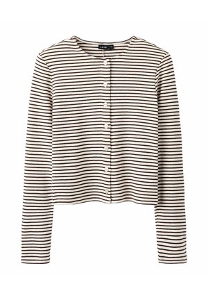Langärmlige, gekürzte Strickjacke mit braunen horizontalen Streifen und weißen Knöpfen auf der Vorderseite vor einem hellbeigen Hintergrund.
