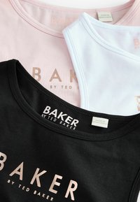 Tri majice bez rukava u crnoj, bijeloj i svijetloružičastoj boji, s okruglim izrezom i "BAKER by TED BAKER" natpisom od metalik slova.