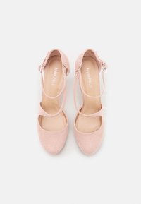 Rosa suede Mary Jane-sko med rund tå, ankelreim og en glatt innvendig. Har et minimalistisk design og myk tekstur.