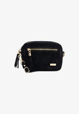 Czarna zamszowa torebka na ramię z złotym zamkiem błyskawicznym, frędzelkowym uchwytem, regulowanym paskiem i małą złotą plakietką z logo Venezia na przedniej kieszeni.