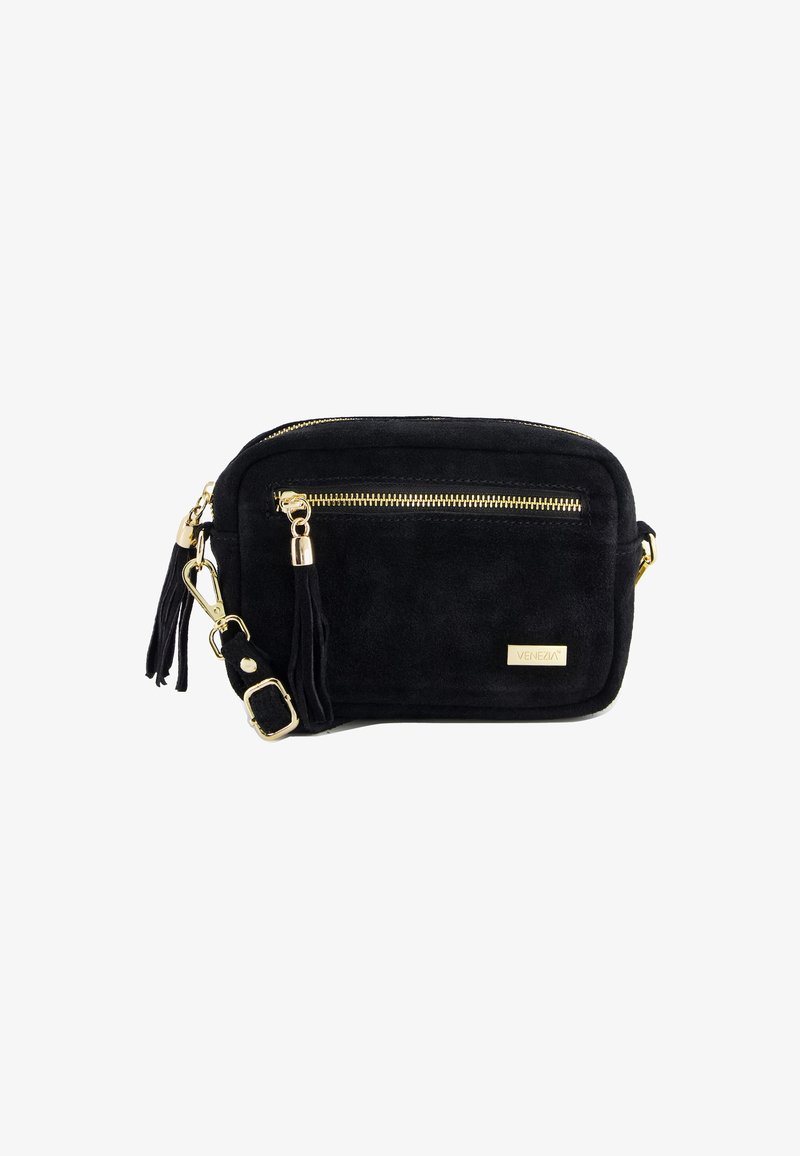 Czarna zamszowa torebka na ramię z złotym zamkiem błyskawicznym, frędzelkowym uchwytem, regulowanym paskiem i małą złotą plakietką z logo Venezia na przedniej kieszeni.
