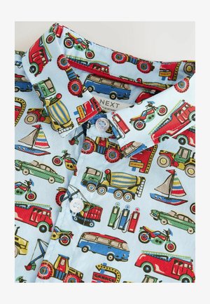 Gai zilas īsām piedurknēm krekls ar dzīvīgu transportlīdzekļu rakstu, tostarp automašīnām, kravas automašīnām un laivām, ar pogu uz leju apkakli un baltām pogām.