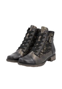 Bottines noires et grises avec une finition texturée, des accents métalliques, un laçage à l'avant et un petit talon bloc. Présente un panneau latéral à motifs.