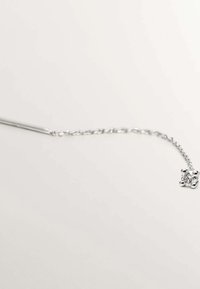 Cadena de plata con un diseño elegante, que presenta un colgante de cristal decorativo en un extremo, mostrando facetas claras y un engaste en garra.