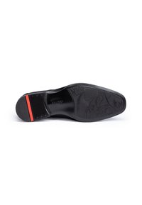 Semelle de chaussure habillée noire avec une texture lisse, comportant une bande d'accent rouge et un motif de bande de roulement détaillé. Design structuré et plat.