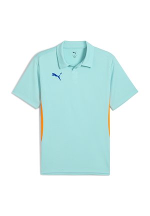 Hellblaues Polohemd mit blauem Logo, das orangefarbene Seitendetails und einen strukturierten Stoff aufweist. Kurze Ärmel und klassischer Kragenstil.