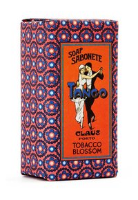 Die Verpackung des Seifenstücks hat ein lebendiges, gemustertes Design in Pink, Blau und Weiß, mit einem zentralen orangen Etikett für "Tango" und "Tobacco Blossom".