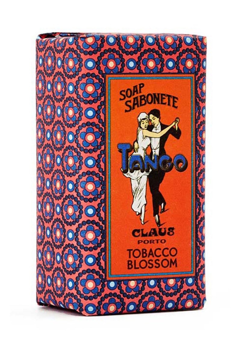 Die Verpackung des Seifenstücks hat ein lebendiges, gemustertes Design in Pink, Blau und Weiß, mit einem zentralen orangen Etikett für "Tango" und "Tobacco Blossom".