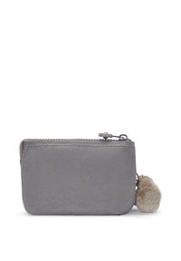 Pochette en nylon gris avec fermeture zippée, ornée d'un pompon en fourrure gris clair, doux et léger, attaché à la fermeture éclair. Forme rectangulaire avec des bords cousus.