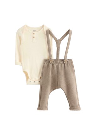 Crèmekleurige babyromper met lange mouwen, knopen bij de hals en een bruine broek met elastische taille en aangehechte bretels.