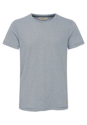 Páskované tričko s krátkým rukávem v námořnické modré a bílé horizontální proužky, kulatý výstřih, měkký bavlněný materiál a malé logo v dolním levém rohu.