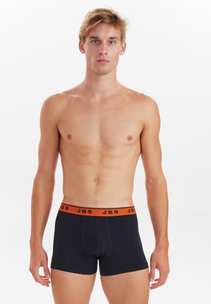 Boxer da uomo neri con un elastico arancione in vita che presenta il marchio "JBS". Tessuto liscio, design aderente e lunghezza fino a metà coscia.