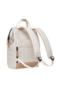 Weißer Stoff-Rucksack mit tanfarbenen Akzenten, gepolsterten Trägern und einem Reißverschluss. Verfügt über seitliche Webband und eine strukturierte Silhouette.