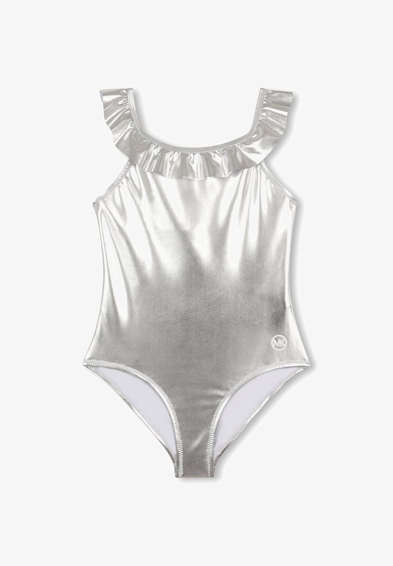 Maillot de bain une pièce argenté brillant avec un décolleté à volants et un petit logo circulaire MK sur le côté inférieur gauche.
