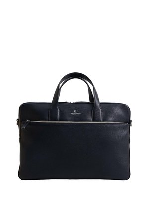 Schwarze Lederaktentasche mit strukturierten Oberflächen, zwei oberen Griffen, einer Front-Reißverschlusstasche und silbernen Hardware-Akzenten.