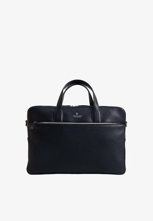 Borsa a tracolla in pelle nera con superficie texture, due manici superiori, tasca frontale con zip e dettagli in metallo argentato.