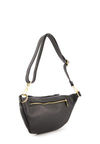 Schwarze Lederhandtasche mit geschwungener Form, ausgestattet mit einer vorderen Reißverschlusstasche und einem verstellbaren Tragegurt in goldfarbener Hardware für den Crossbody-Trageweise.