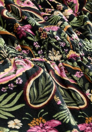 Zwarte stof met een bloemenpatroon van roze en groene bladeren, geplooid detail langs de naden, een gladde textuur en gedurfde kleuren.