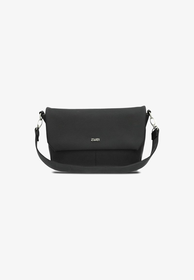 Borsa a tracolla nera realizzata in materiale morbido, con pattina pieghevole, hardware in argento e tracolla regolabile per un trasporto versatile.