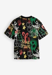 T-shirt noir à manches courtes avec des motifs colorés de style graffiti, incluant des thèmes de Noël, des étoiles et du texte dans des couleurs vives.