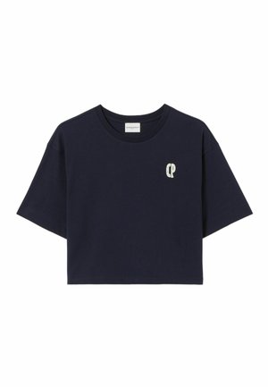 T-shirt court bleu marine en coton, avec des manches courtes et un petit logo clair sur la poitrine. Design simple et texture lisse.