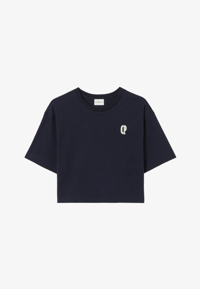 T-shirt court bleu marine en coton, avec des manches courtes et un petit logo clair sur la poitrine. Design simple et texture lisse.
