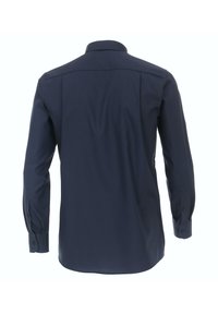 Marineblauwe overhemd met lange mouwen, een kraag met knopen, rugpas en knoopmanchetten. Soepele stof met een vlakke textuur.