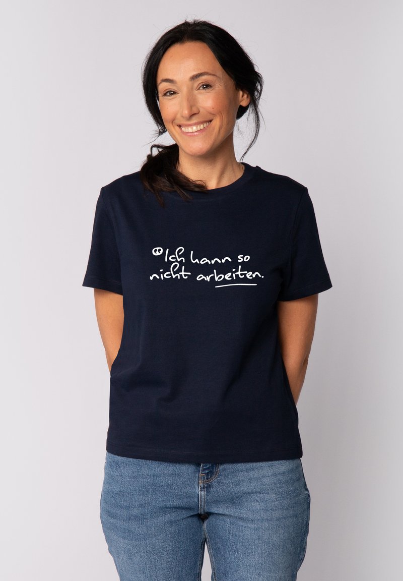 T-shirt en coton bleu marine à manches courtes, avec un texte blanc indiquant "Ich kann so nicht arbeiten" sur la poitrine.