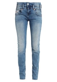 Úzké džíny v světle modré džínovině, s pěti kapsami, kontrastním prošíváním a kovovým zapínáním v pase.