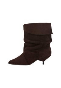 Stivale alla caviglia in suede marrone con design morbido, punta affusolata e tacco corto e sottile. Presenta una parte superiore piegata con una texture liscia.