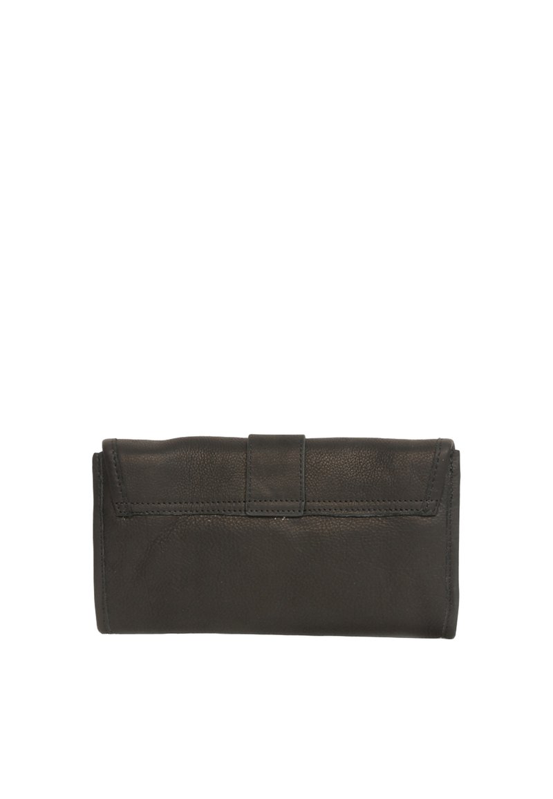 Czarny skórzany portfel składany z zapięciem na przeszywany pasek, przedstawiony na jednolitym białym tle.