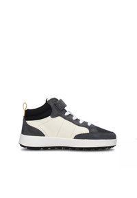 Sneaker mid-top in camoscio e pelle grigi, con pannelli laterali bianchi, colletto in maglia nera, lacci bianchi e suola in gomma con scanalature per la trazione.