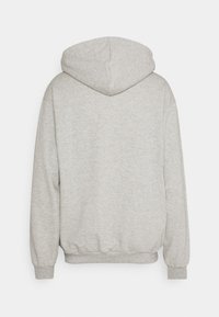 Světlě šedá mikina s kapucí z měkké tkaniny, vybavená velkou kapucí, dlouhými rukávy, žebrovanými manžetami a pružným lemem. Bez viditelných značek nebo vzorů.